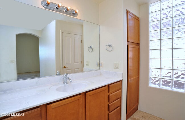 Building Photo - 12866 N High Hawk Dr