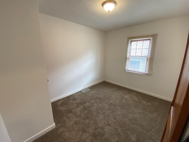 Building Photo - 404 S Wayland Ave