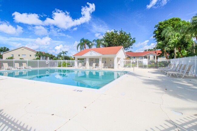 Building Photo - ** 2/2 FIRST FLOOR EMERALD LAKES BEAUTY RE...