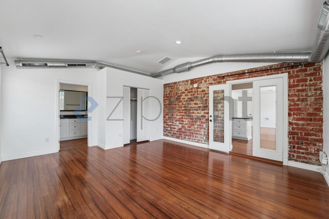 Building Photo - Unit A