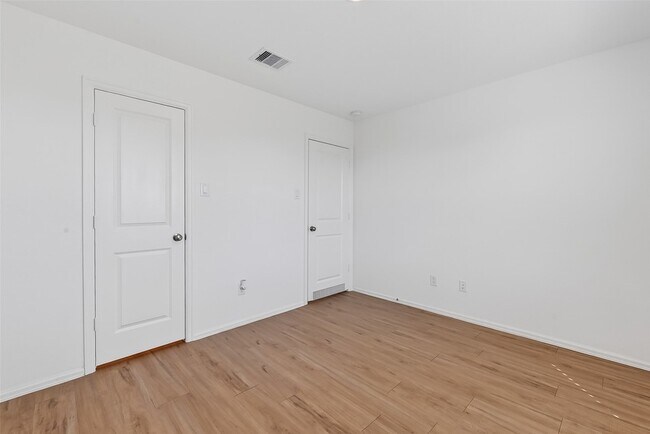 Building Photo - 7402 Clover Chase Dr