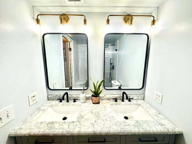 Building Photo - 651 W Sheridan Rd