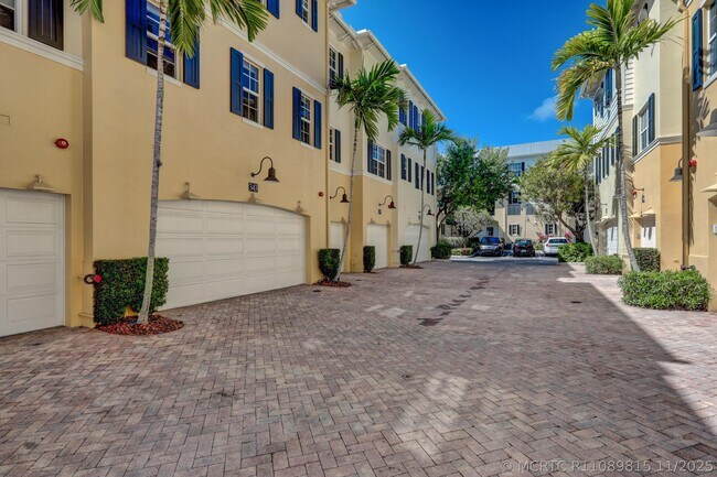Building Photo - 343 Flamingo Dr