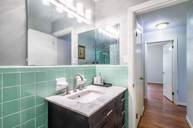 Building Photo - Convenient to Downtown Brevard