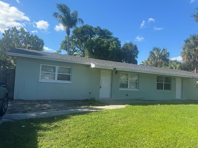 Building Photo - 8817 Dania Dr