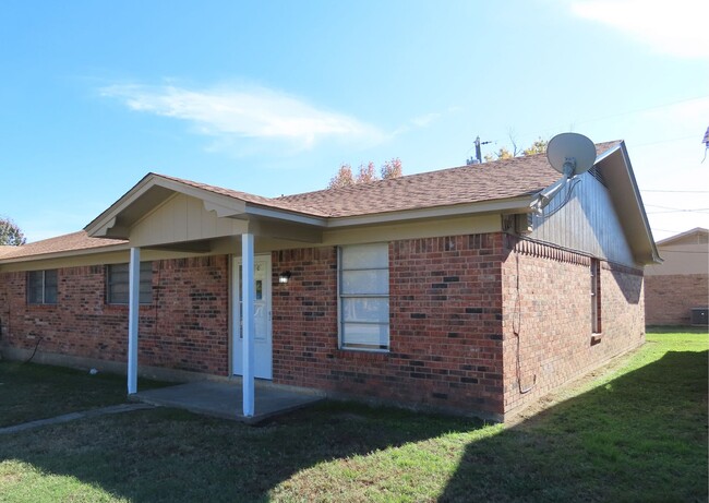 Building Photo - Charming 2 Bedroom, 1 Bath Duplex in White...