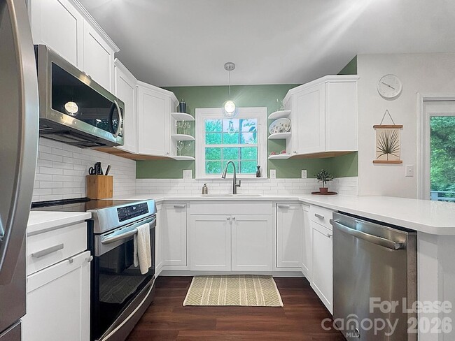 Building Photo - 902 Creekside Dr