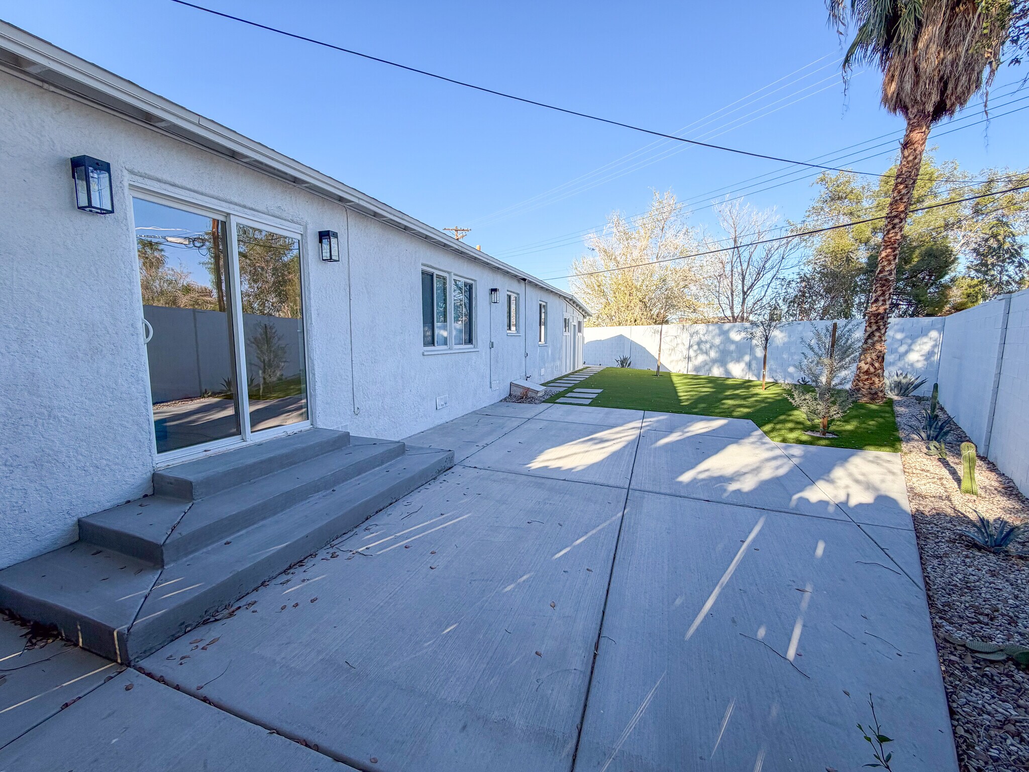 Building Photo - 925 Park Paseo