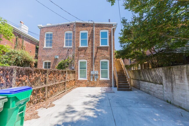 Building Photo - 1121 West Ave