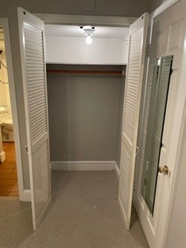 Building Photo - 1BR in Georgetown East Village WITH PARKIN...