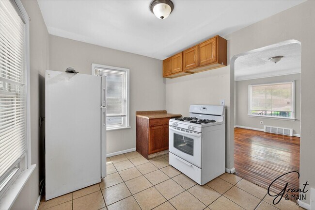 Building Photo - $1200 2 bedroom ranch