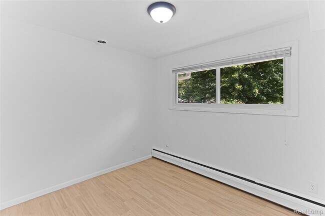 Building Photo - 3765 Ruthland Rd