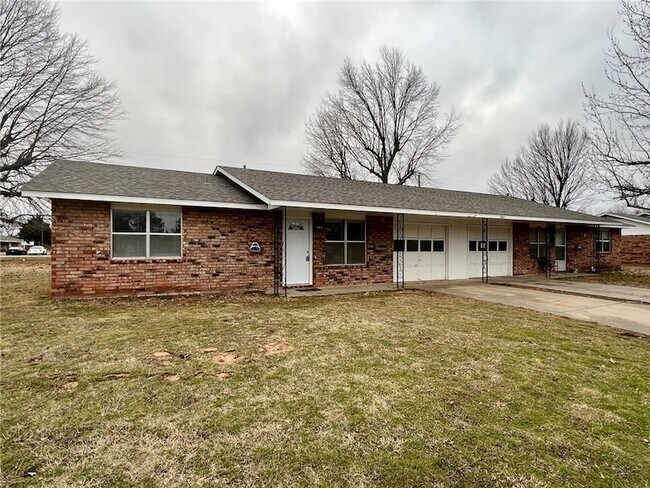 Primary Photo - 2004 Horseshoe Dr