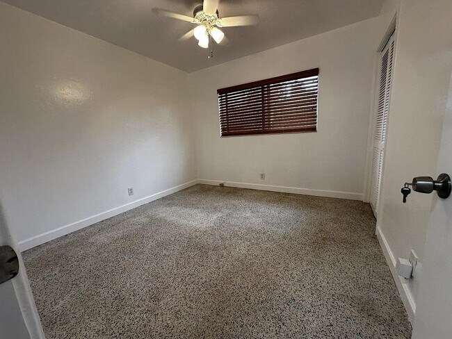 Building Photo - 950 E Dayton Cir