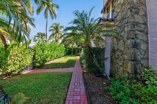 Building Photo - 194 Almeria Rd