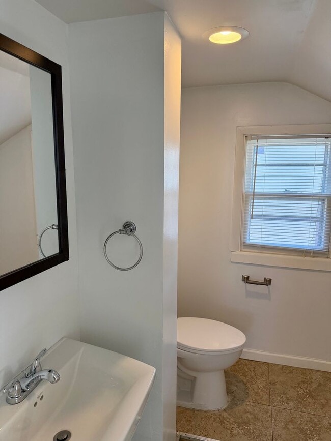 Building Photo - Spacious 3 bed/1.5 Bedroom House Close to Blackstone and Major Universities