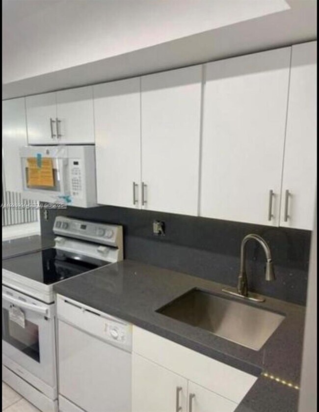 Building Photo - 8775 Park Blvd