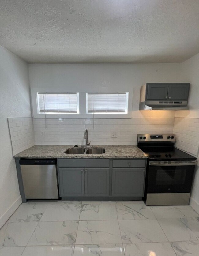 Building Photo - Spacious 5 Bed, 2.5 Bath in the heart of K...