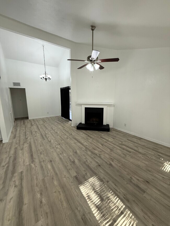 Building Photo - 125 London Ln