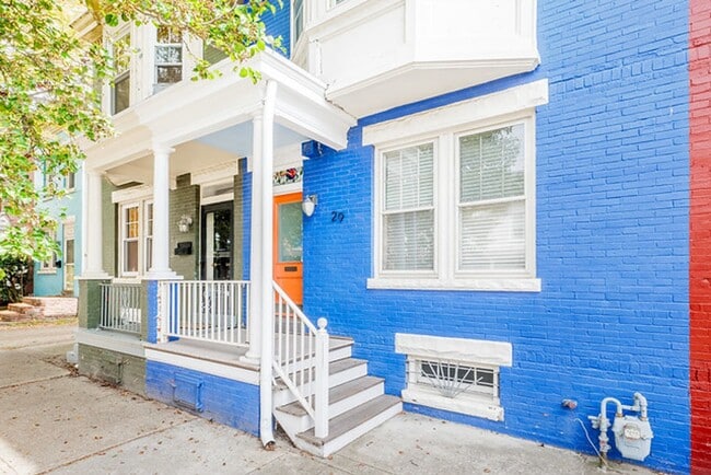 Primary Photo - Great Fan Rowhouse!!