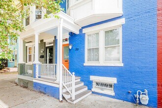 Building Photo - Great Fan Rowhouse!!