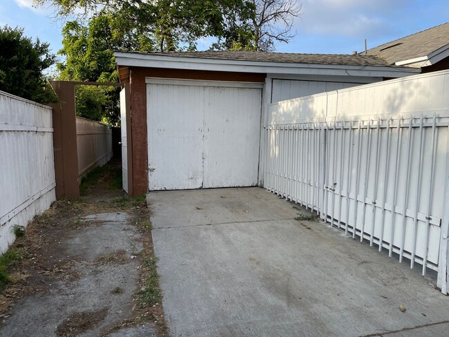 Building Photo - Charming 3BR Duplex in Long Beach. Quiet n...