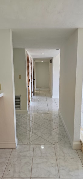 Building Photo - 181 Palm View Ct