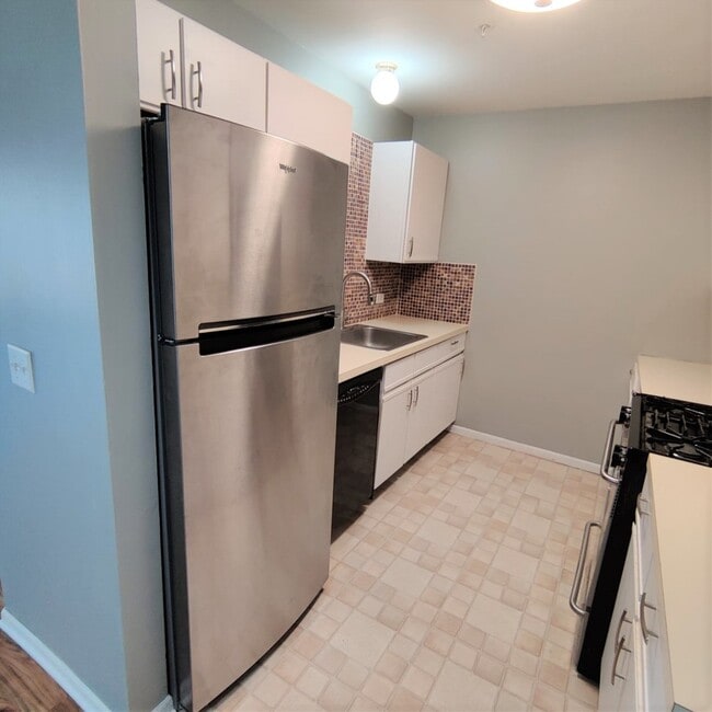 Building Photo - 21W581 North Ave