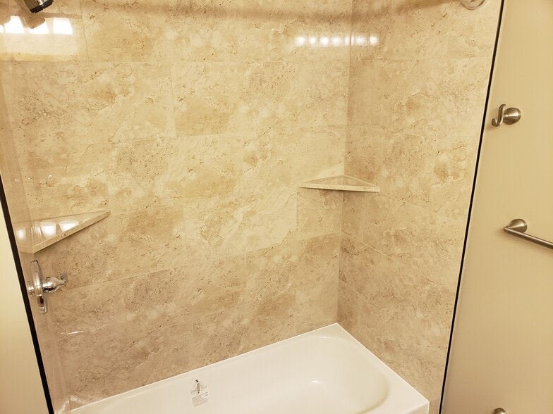 Custom Tile Tub Surround - 41205 S Woodbury Green Dr
