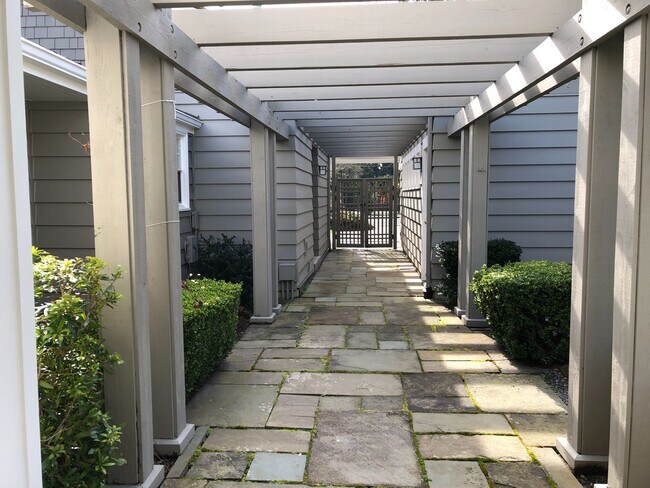 Building Photo - Elegant and Luxury home in Medina, 5 bedro...