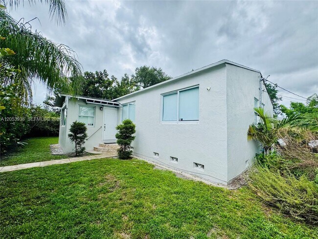 Building Photo - 920 N 26th Ave