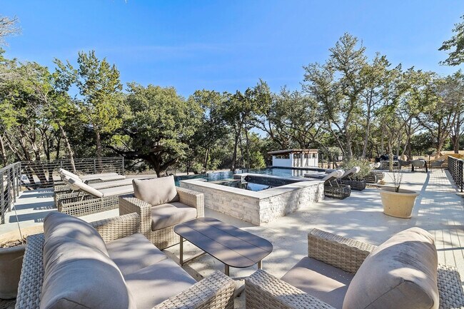 Building Photo - 2701 Bumble Bee Dr