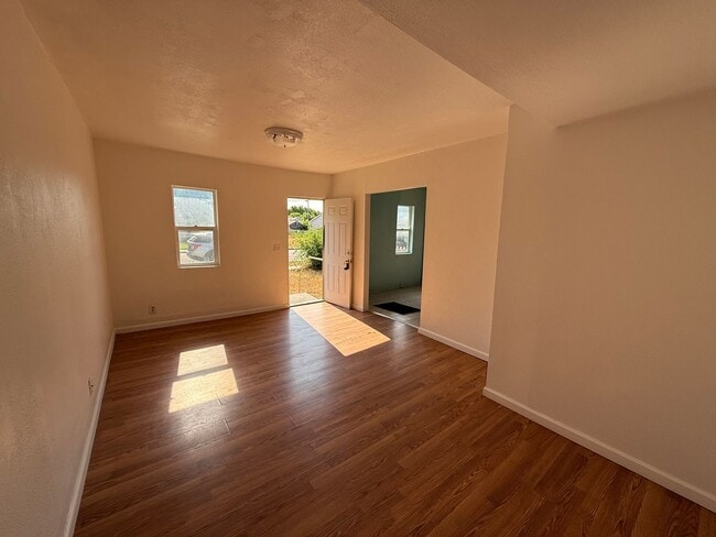 Building Photo - Two bedroom, One bathroom house located in...