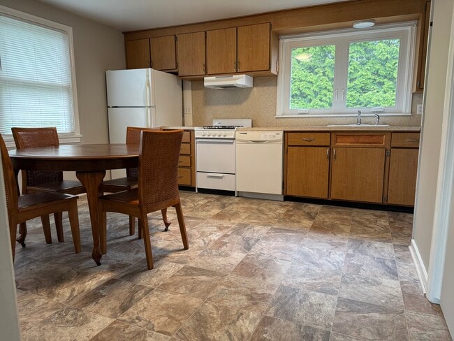 Building Photo - 63 Geissler Dr