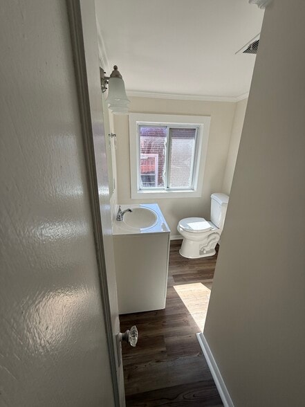 Upstairs bathroom - 3068 Bellerive Dr