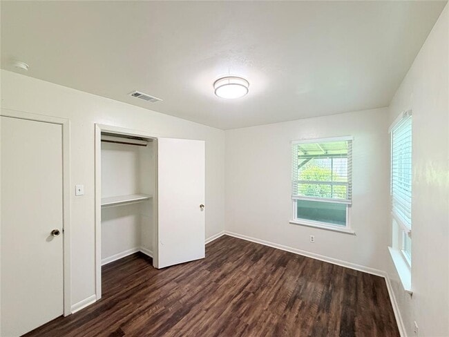 Building Photo - 8701 Parkfield Dr