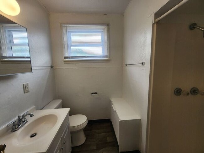 Building Photo - 2 Bedroom Apartment