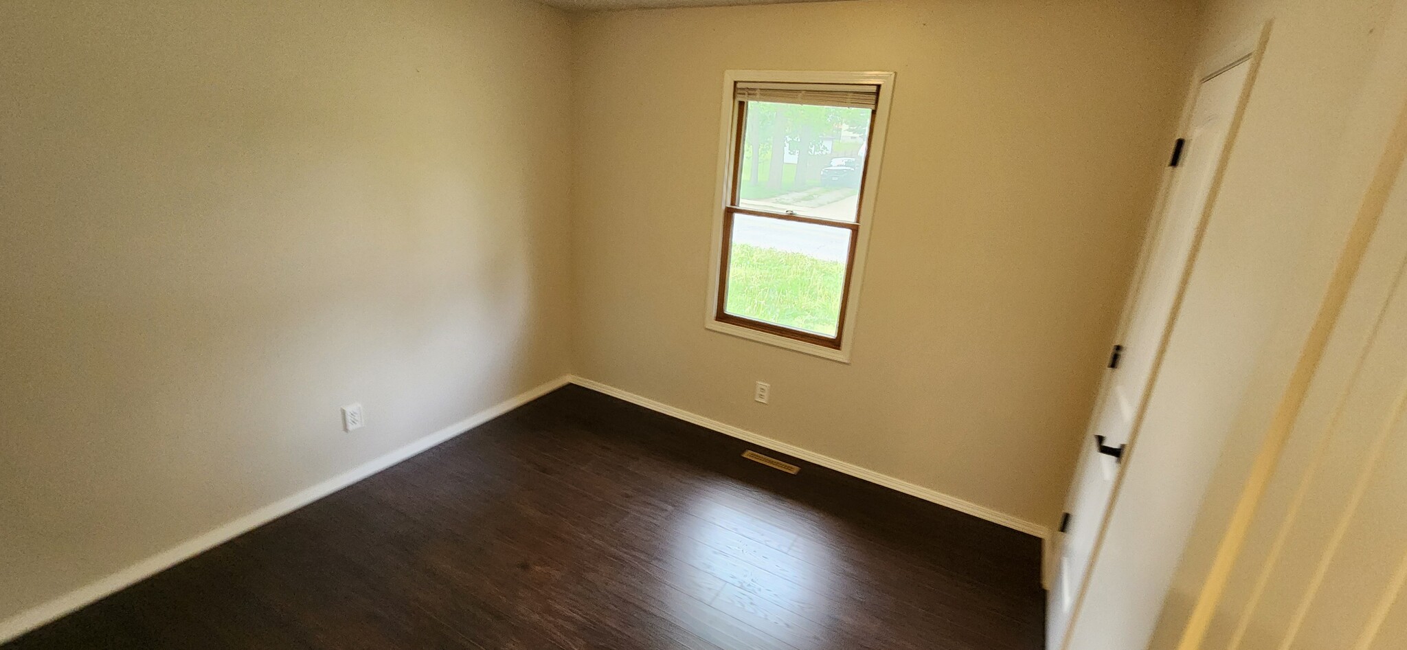 Bed 1 - 310 S Basswood Ave