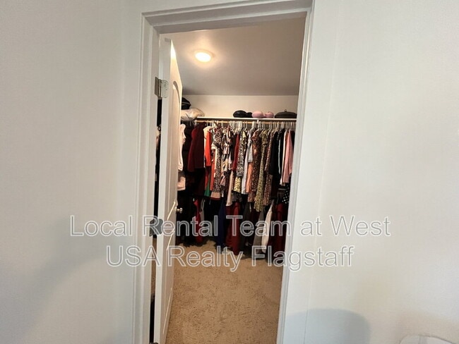 Building Photo - 2705 W Windtree Dr