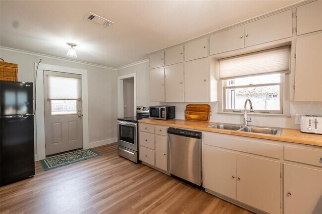 Building Photo - 505 Lbj Dr