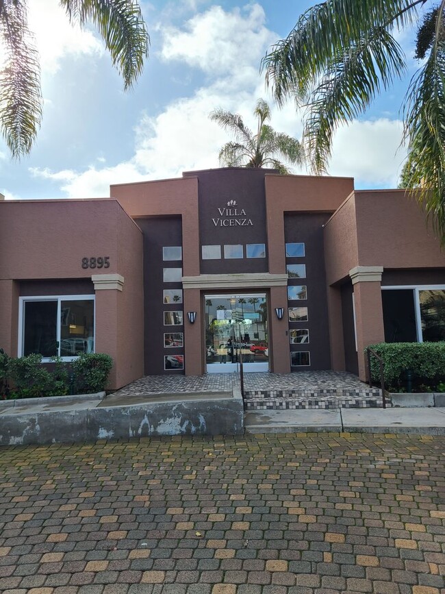 Building Photo - 1 bed 1 bath in UTC with great amenities Pool, hot tub, gym, underground parking.