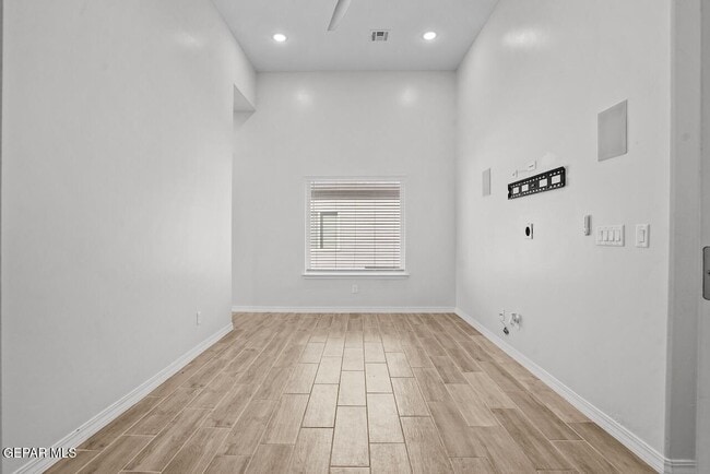 Building Photo - 13757 Villa Vista Ave