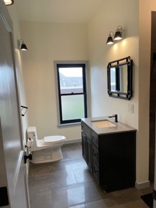 Building Photo - Please call Shami at (415) 225-2543 to sch...