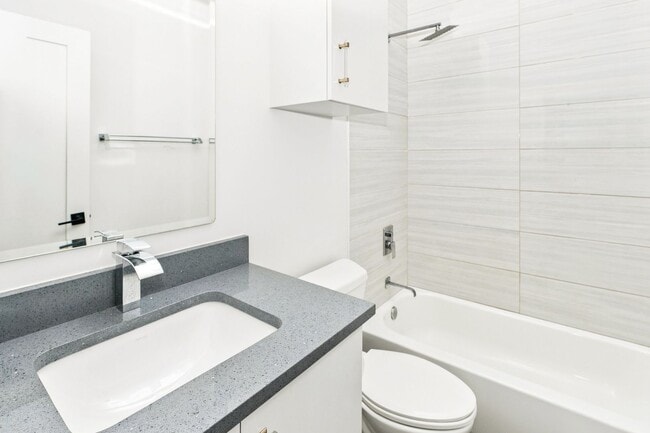 Building Photo - 935 E 51st St