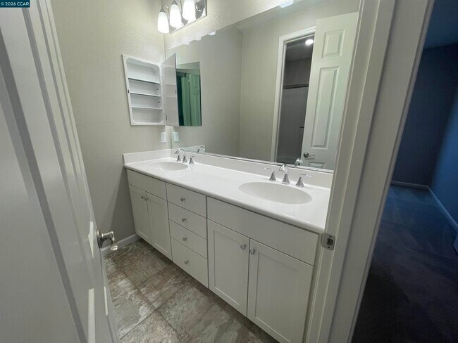 Building Photo - 777 Country Club Dr