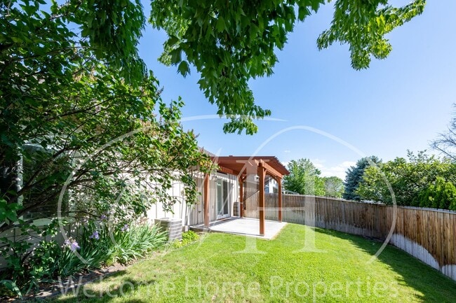 Building Photo - Beautiful 3 Bedroom Home With Fenced Backy...