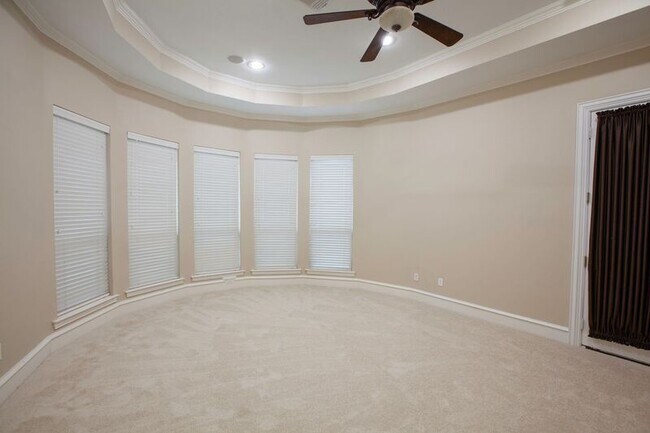 Building Photo - 8100 Rosemont Dr