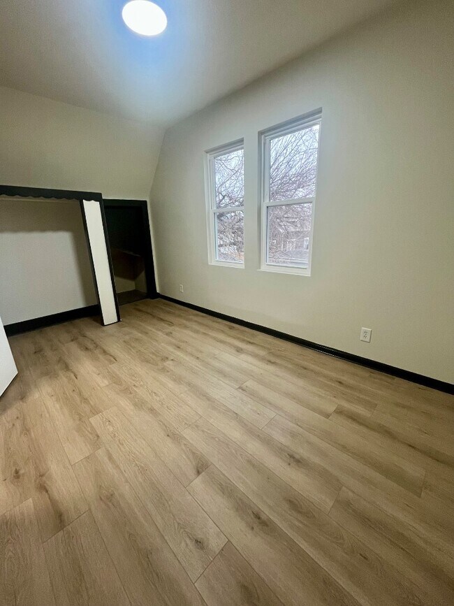 Building Photo - 914 7th Ave