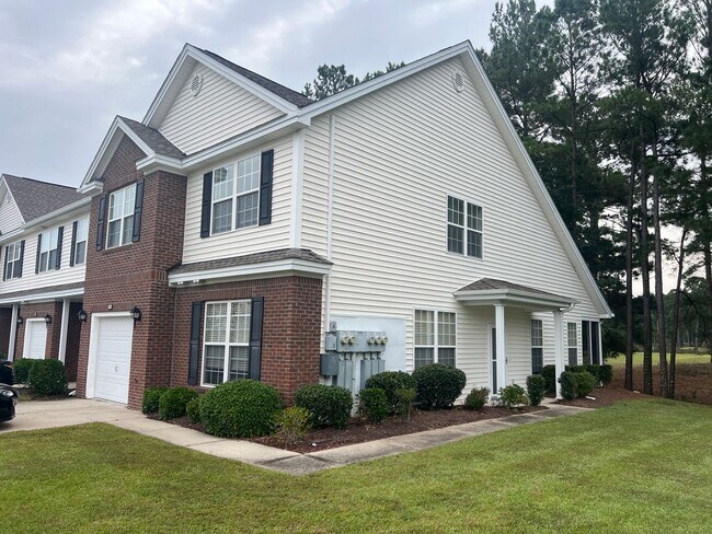 Building Photo - Gorgeous 3 Bedroom townhome in Carolina Fo...