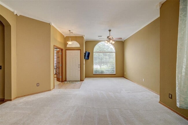 Building Photo - 913 Elm Creek Dr